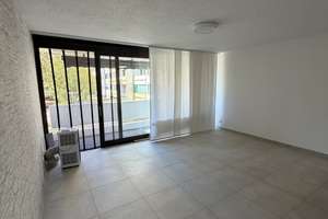 Helle, modernisierte 2 Zimmer-Wohnung mit Loggia, Einbauküche & Stellplatz in ruhiger Lage