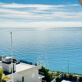 LUXUSVILLA IM MODERNEN STIL an erster Strandlinie in Nerja.