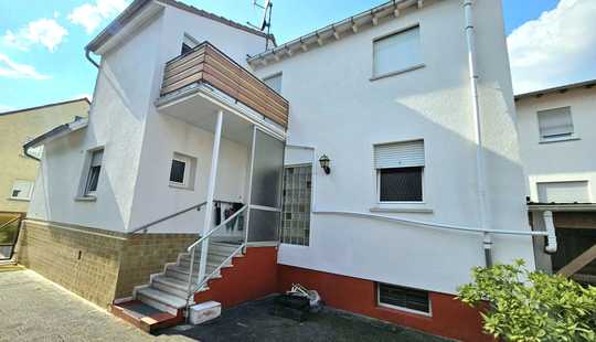 Bild von Einfamilienhaus mit Nebengebäude und Garten zu verkaufen