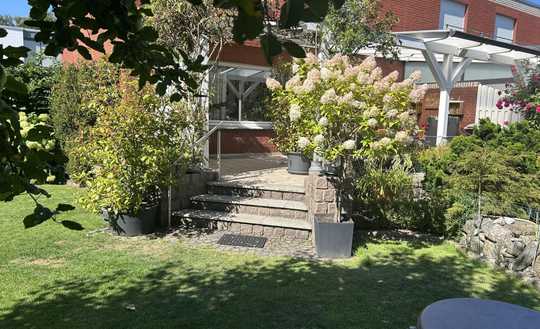 Schöner Garten wartet auf 
kleine Familie mit Kindern 😊