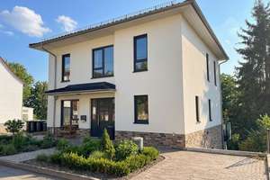 Design, Lage und Lebensqualität – Ihr neues Zuhause mit Anspruch – Die vollständige Adresse der Immobilie erhältst du vom Anbieter., 99094 Bischleben-Stedten, Erfurt – Vorschaubild 1