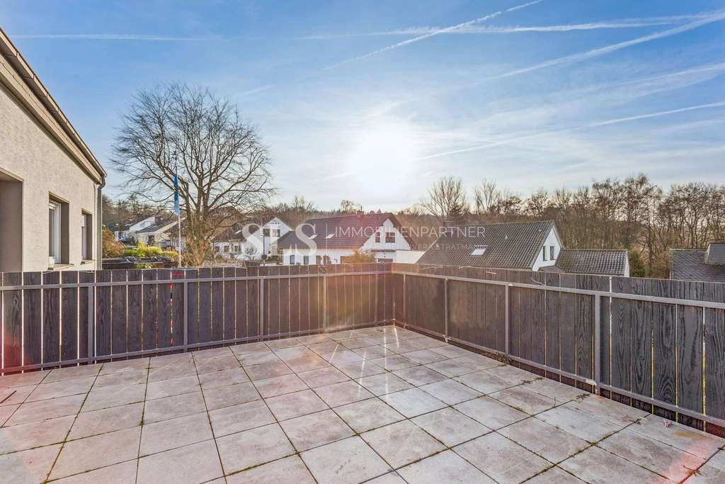 Immobilie in Arnsberg - Drei Wohnungen mit Garagen und eigenständigen Außenbereichen auf großzügigem Grundstück - Bild 3