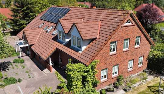 Bild von Mehrparteienhaus im ostfriesischen Stil mit großen Garten