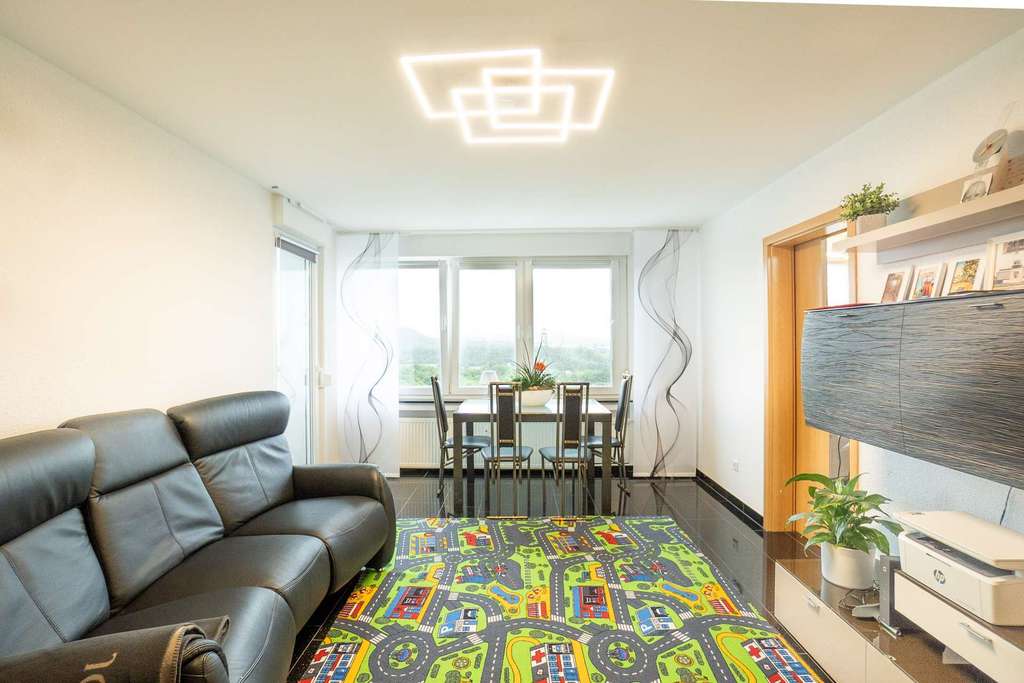 Ludwigsburg: Moderne 2,5-Zi.-Wohnung mit Balkon, Aussicht & Stellplatz