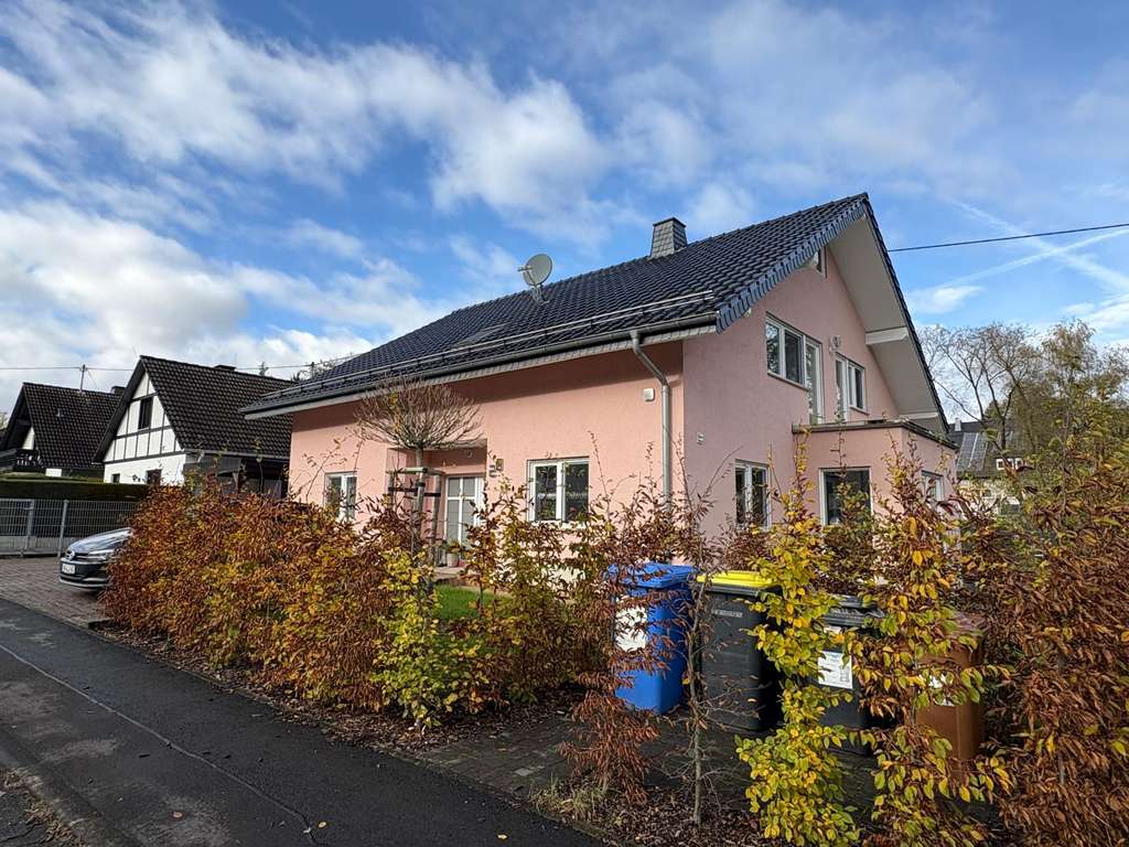 Immobilie in Altenkirchen (Westerwald) - Exklusives Einfamilienhaus mit 6 Zimmern, 203 m² Wohnfläche und großem Grundstück in Altenkirchen (W - Bild 1