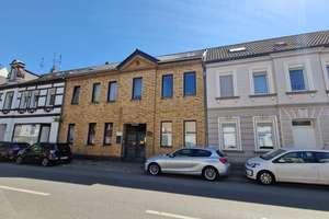 Fünffamilienhaus mit 3 freien Wohnungen - 78 m² / 70 m²/36 m² & Lagerhalle – grüne Oase in der Stadt