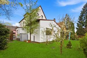 Wohnhaus mit 3 Wohnungen in schöner Wohnlage, Fürth-Ronhof.

Bezugsfrei!