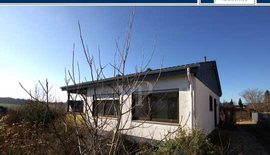 Bild von Einfamilienhaus in renovierungsbedürftigem Zustand auf großem Grundstück
