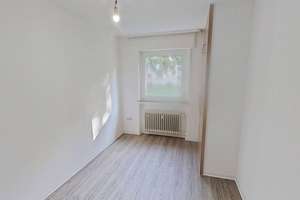 Viel Raum zum Leben: Gepflegte 4-Zimmer-Wohnung mit Balkon, Einbauschränken & 2 Bädern – Am Heilandsfrieden 11, 33104 Schloß Neuhaus, Paderborn – Vorschaubild 8