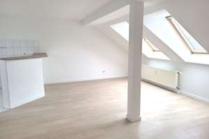 ***LICHTDURCHFLUTETES DACHGESCHOSS IN RUHIGER LAGE MIT VIEL PLATZ***