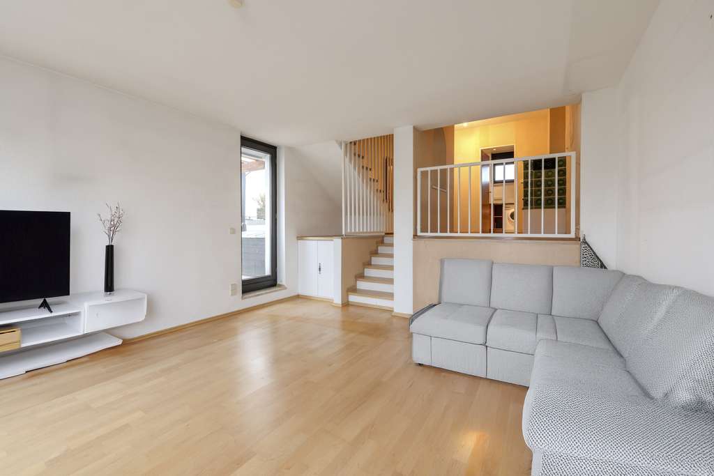 Immobilie in Gauting - Urlaubsflair pur: Sonnige 3-Zimmer-Maisonettewohnung mit Süddachterrassen in Gauting - Bild 2