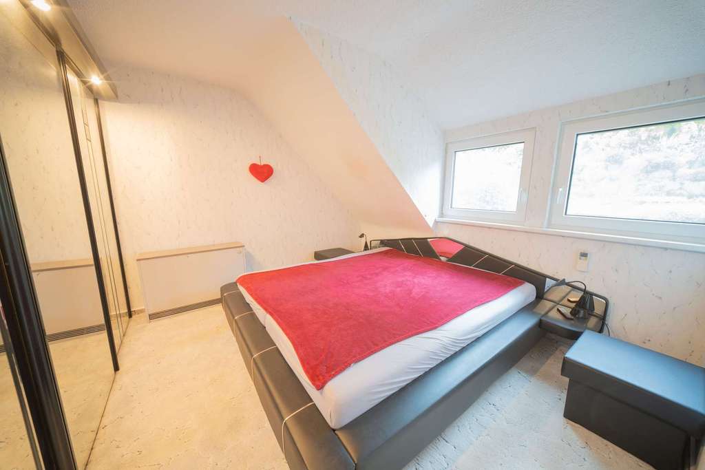 Immobilie in Mundelsheim - Seltene Chance: Einfamilienhaus mit großem Grundstück, Garage & Gewölbekeller am Weinberg - Bild 2