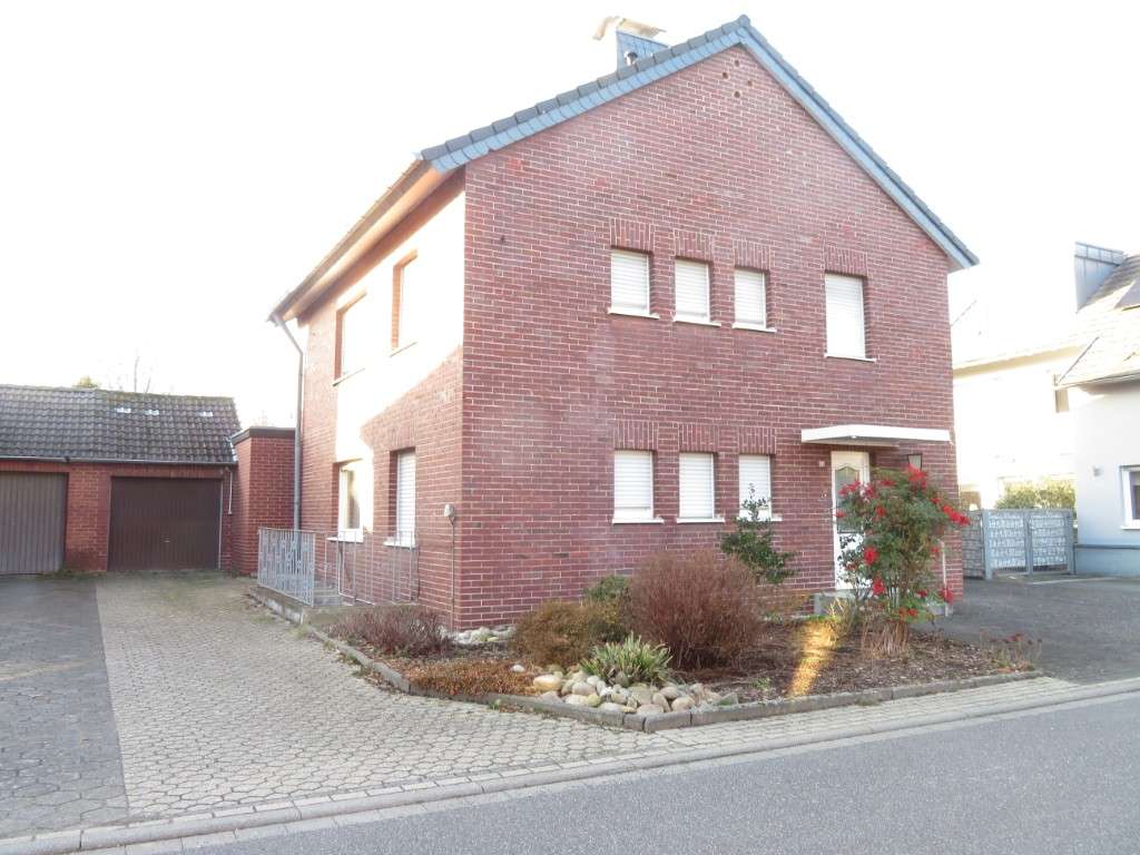Schönes großes Einfamilien- oder 2 FH mit zwei Garagen in sehr guter Innenstadtlage von Erkelenz, Heinsberg Kreis – Bild 1