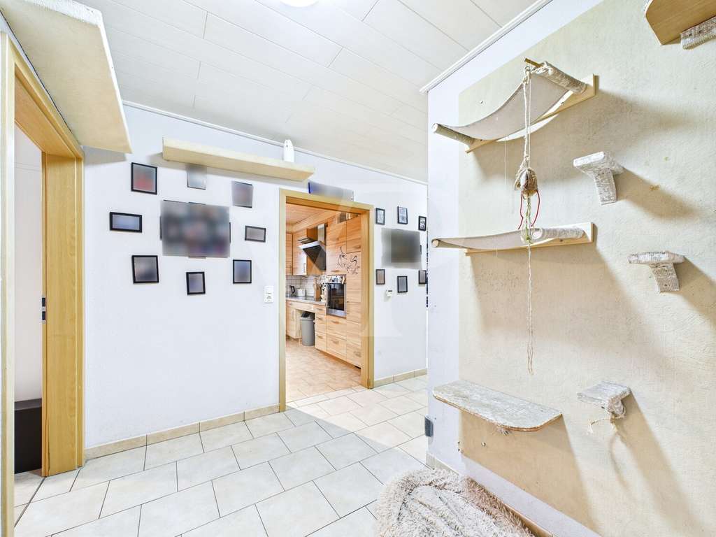Immobilie in Rechtsupweg - Mehrgenerationenhaus mit Luxus-Extras: Pool, Sauna und Fitnessraum - Bild 2