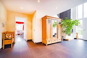 BRUMANI | Repräsentatives EFH mit eigener Wellness-Oase und Pool in ruhiger Lage von Sasbach – Die vollständige Adresse der Immobilie erhältst du vom Anbieter., 77880 Sasbach – Vorschaubild 3