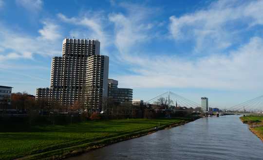 Stadtpanorama & Neckarblick im 21. OG – Exklusive 2-Zimmer-Wohnung im Collini Center