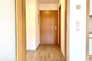 Neu saniertes Bad! 1 Zimmer, fantastischer Ausblick, riesiger Südwestbalkon, Tiefgaragenstellplatz – Breitensteinstr. 66, 72574 Bad Urach – Vorschaubild 3