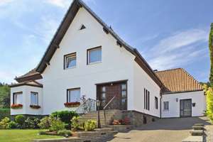 Großzügiges Zweifamilienhaus mit idealem Blick in die Weite