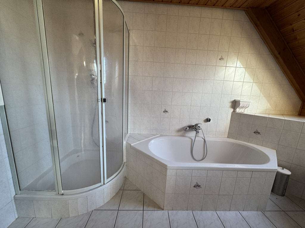 Immobilie in Sinzheim - Großzügiges, gemütliches Zweifamilienhaus mit 3 Garagen und großzügigem Gartengrundstück - Bild 8