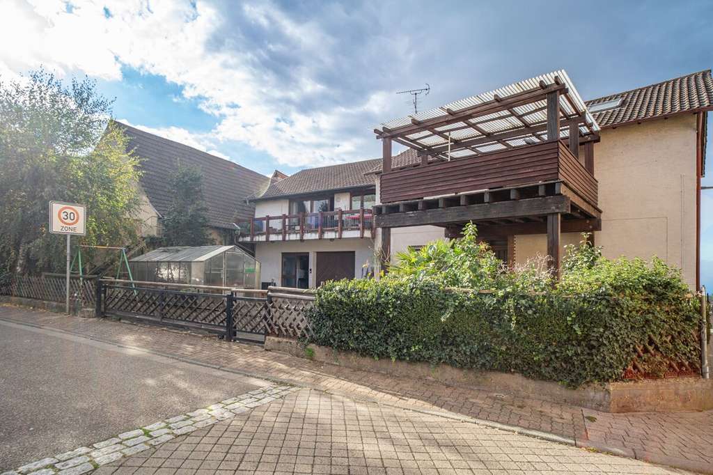 Immobilie in Nußloch - Zweifamilienhaus mit barrierefreiem Anbau, großem Innenhof, Scheune und 2 Balkonen - Bild 2