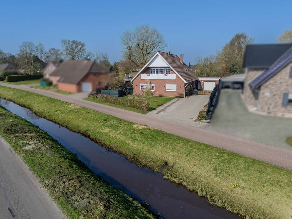 Immobilie in Großefehn - Großzügiges Einfamilienhaus in idyllischer Kanallage von Mittegroßefehn - Bild 1