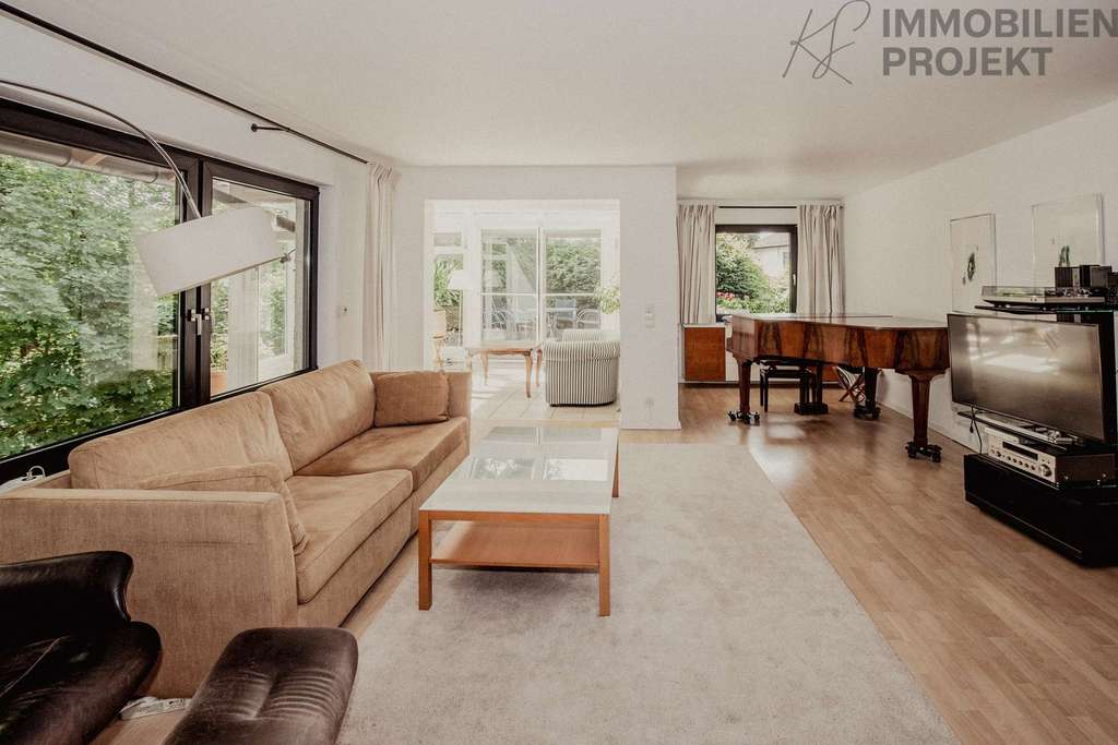 Immobilie in Ahorn - Beeindruckendes Walmdachhaus mit Blick ins Grüne und Tiefgarage - Bild 3