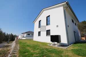 Familienidylle trifft Zukunft – KfW-40 Haus mit PV-Anlage & Einliegerwohnung in naturnaher Lage – Amberg-Sulzbach (Kreis) – Vorschaubild 4