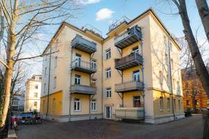 Sanierter Altbau mit Lift! Großzügige 2-Raum-ETW (WG-geeignet) mit Wohnküche und Balkon!