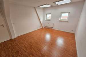 Ansprechende 3 Zimmer im Dachgeschoss+Balkon+Loggia+Tageslichtbad mit mit Badewanne+Abstellraum ! – Schönebecker Str. 47, 39104 Magdeburg – Vorschaubild 4