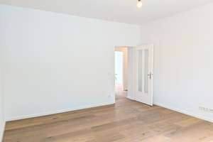 Perfekte Mischung aus ruhigem Innenhof und Blick ins Grüne | Kernsanierte 2,5-Zimmer-Loggia-Wohnung – 40239 Düsseltal, Düsseldorf – Vorschaubild 2