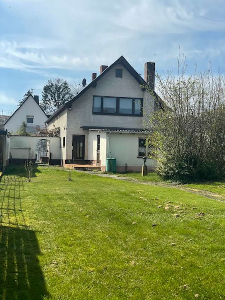 Immobilie in Wachtberg - Wachtberg-Berkum, zentrale Lage, freistehendes Haus mit Garage auf großartigem Grundstück - Bild 0