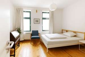 Sicheres Investment: Vermietete 2-Zi-Altbauwohnung  mit Garage