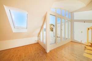 Charmante Dachgeschoss-Maisonettewohnung mit traumhaftem Westbalkon in ruhiger Lage! – Die vollständige Adresse der Immobilie erhältst du vom Anbieter., 81827 Waldtrudering, München – Vorschaubild 3