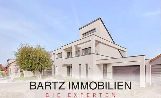 Inszenierte Lichtachsen & klare Linien:Architektenvilla mit beeindruckender Raumhöhe in Feldrandlage