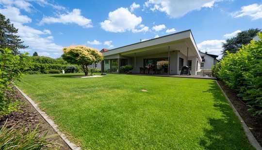 Bild von Kernsanierte Luxusvilla mit top Gartengrundstück in ruhiger Lage von Kronberg im Taunus