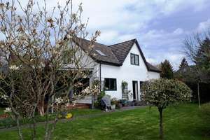 Saniertes Einfamilienhaus in einem Gartenparadies