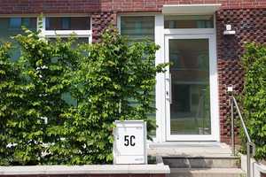 Leben am Wasser in extravaganter Lage 2-Zimmer-Wohnung mit eigenem Eingang – Julienne-Trouet-Platz 5C, 30453 Hannover – Vorschaubild 1