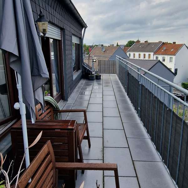 *** sehr schöne 3-Zimmer-Dachgeschoss-Wohnung mit 2 Balkonen und Einbauküche in Verlautenheide ***