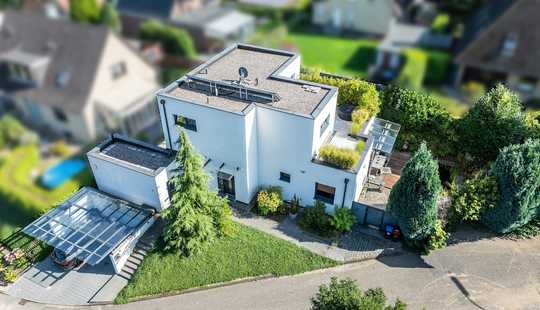 Bild von Modernes Einfamilienhaus im Kubus-Stil mit exklusiver Ausstattung und Dachterrasse