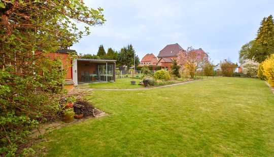Bild von Für große Familien! 1-2-Familienhaus mit Gestaltungspotential und schön angelegtem Garten.
