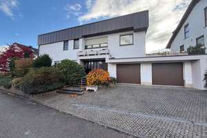 Selten großzügig u. komfortabel! Extravag. EFH m. 330 m² Wohnfl. u. 8,8 Ar Grdst. in idyll. Lage! – Die vollständige Adresse der Immobilie erhältst du vom Anbieter., 72664 Kohlberg – Vorschaubild 1