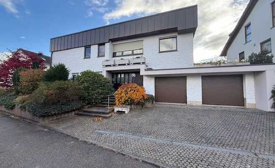 Selten großzügig u. komfortabel! Extravag. EFH m. 330 m² Wohnfl. u. 8,8 Ar Grdst. in idyll. Lage!