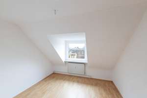 Helle Dachgeschosswohnung mit Einbauküche und Blick ins Grüne in ruhiger Lage von Oberhausen – Bismarckstraße 74, 46047 Borbeck, Oberhausen – Vorschaubild 2