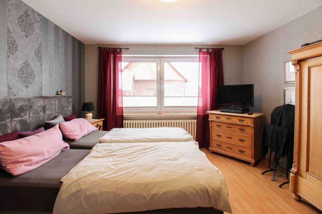 Immobilie in Obernkirchen - Jetzt zugreifen: Gepflegtes Einfamilienhaus mit Einliegerwohnung, Garten und 3 Stellplätzen - Bild 4