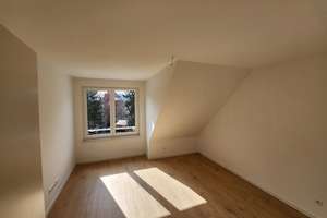 Moderne 4-Zimmer-Dachgeschosswohnung mit sonniger Loggia in Stuttgart-Zuffenhausen! – Güglinger Str. 18, 70435 Zuffenhausen-Mitte, Stuttgart – Vorschaubild 9