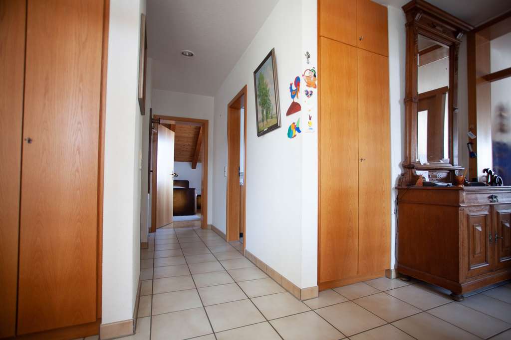 Immobilie in Welzheim - Charmantes Einfamilienhaus mit Einliegerwohnung und sonnigem Grundstück in ruhiger Wohnlage - Bild 2