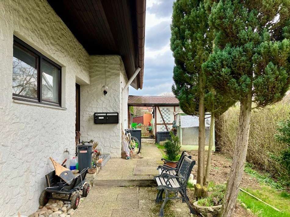 Überdachter Eingangsbereich EG
