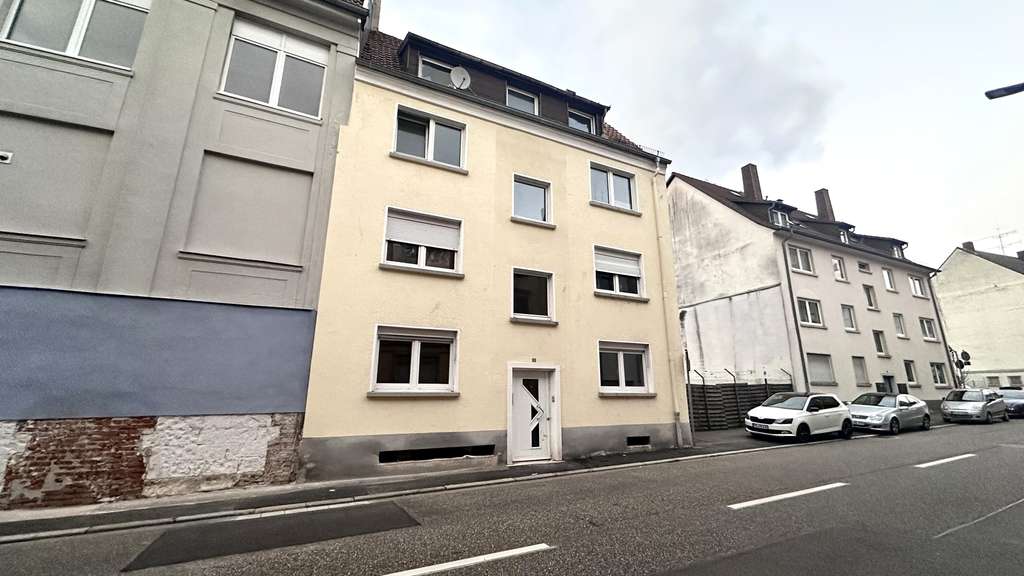 Mehrfamilienhaus mit 4 Einheiten und großem Entwicklungspotenzial