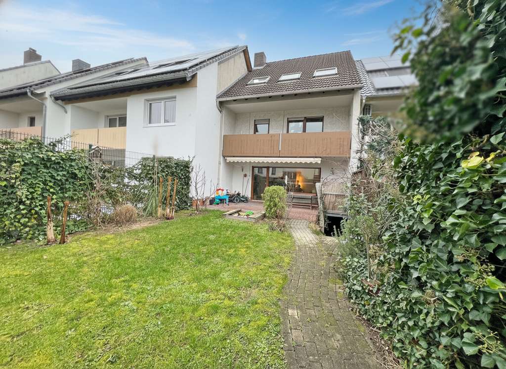 Immobilie in Weinheim - Reihenhaus mit viel Potenzial in ruhiger Wohnlage - Bild 1