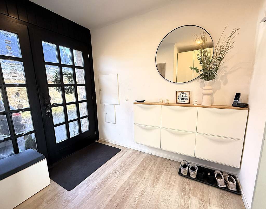 Immobilie in Bockhorn - Lichtdurchflutetes Familienhaus mit Walmdach – Top modernisiert & sofort bezugsfertig - Bild 1